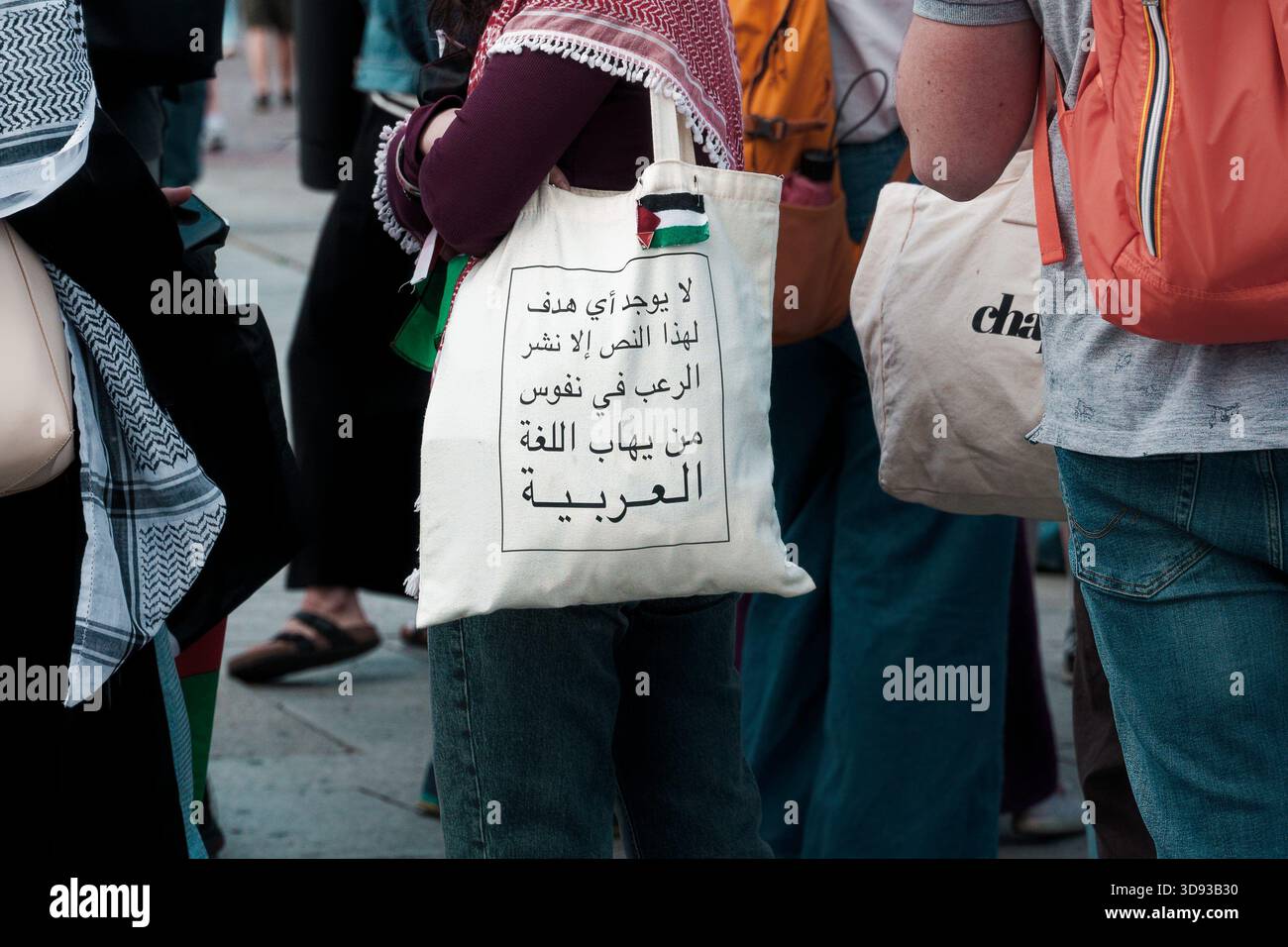 Un manifestant porte un sac fourre-tout avec un message arabe et un symbole palestinien lors d'un rassemblement pro-palestinien. Banque D'Images