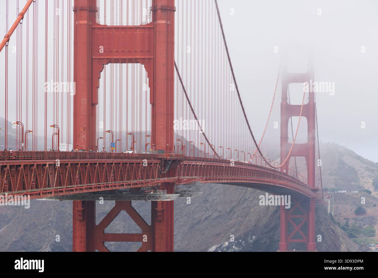 Le Golden Gate Bridge par un matin d'été brumeux, San Francisco, Californie, États-Unis. Été (août) 2025. Banque D'Images