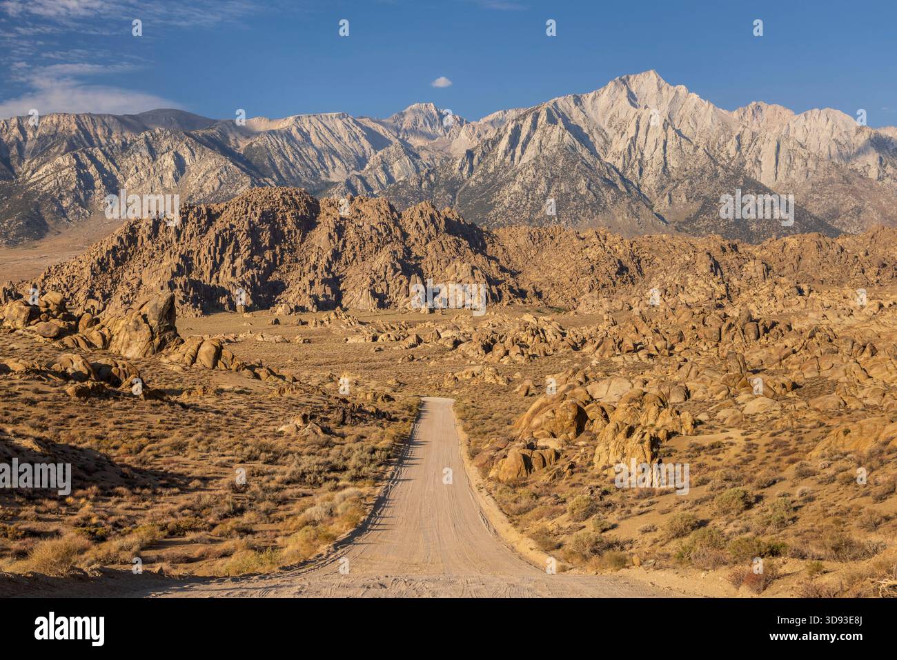 Movie Road à travers le désert des collines de l'Alabama, en regardant vers les montagnes de la Sierra Nevada, Californie, États-Unis. Été (août) 2025. Banque D'Images