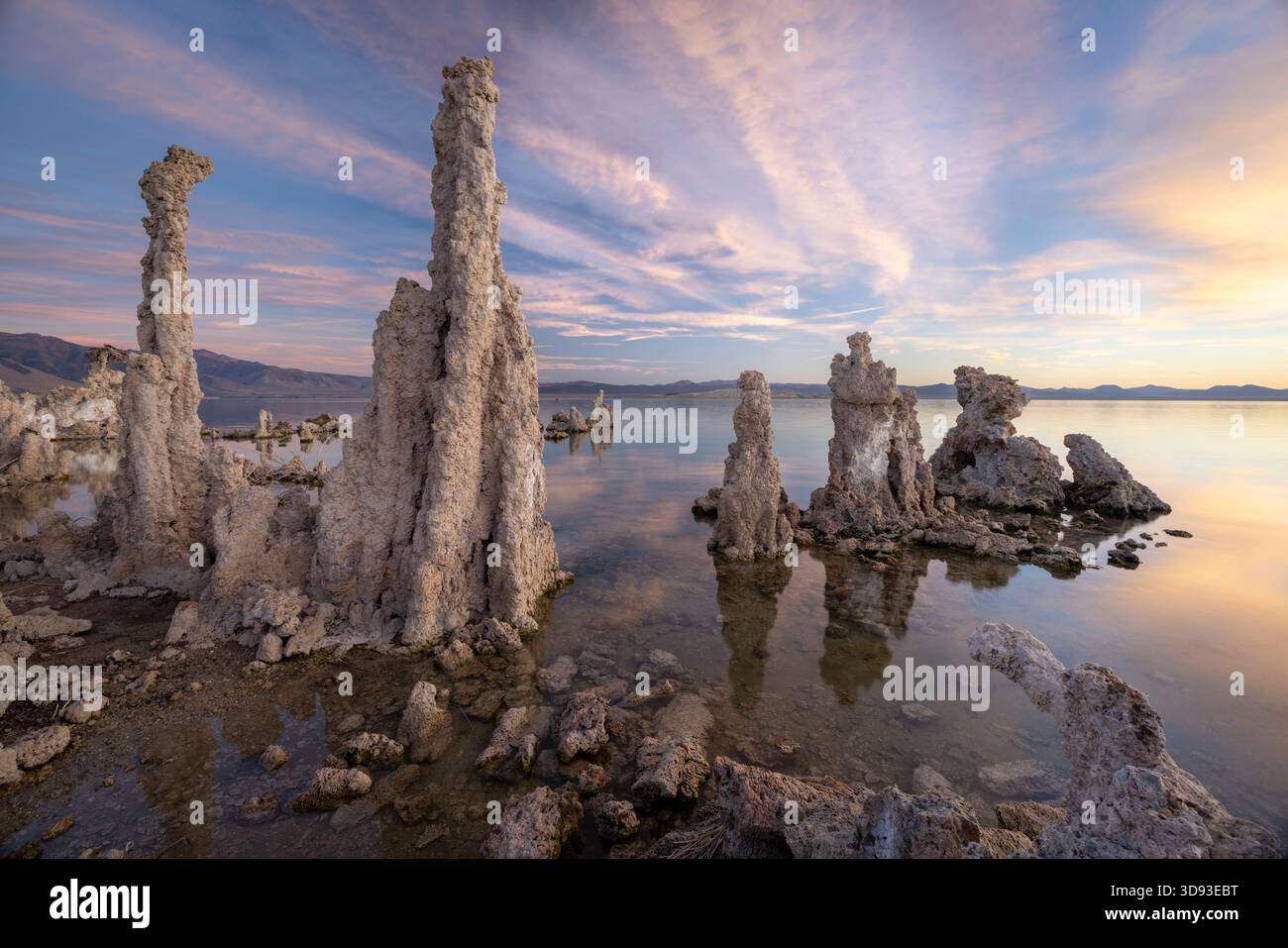 Tufa Towers on Mono Lake au lever du soleil, Eastern Sierras, Californie, États-Unis. Été (août) 2025. Banque D'Images