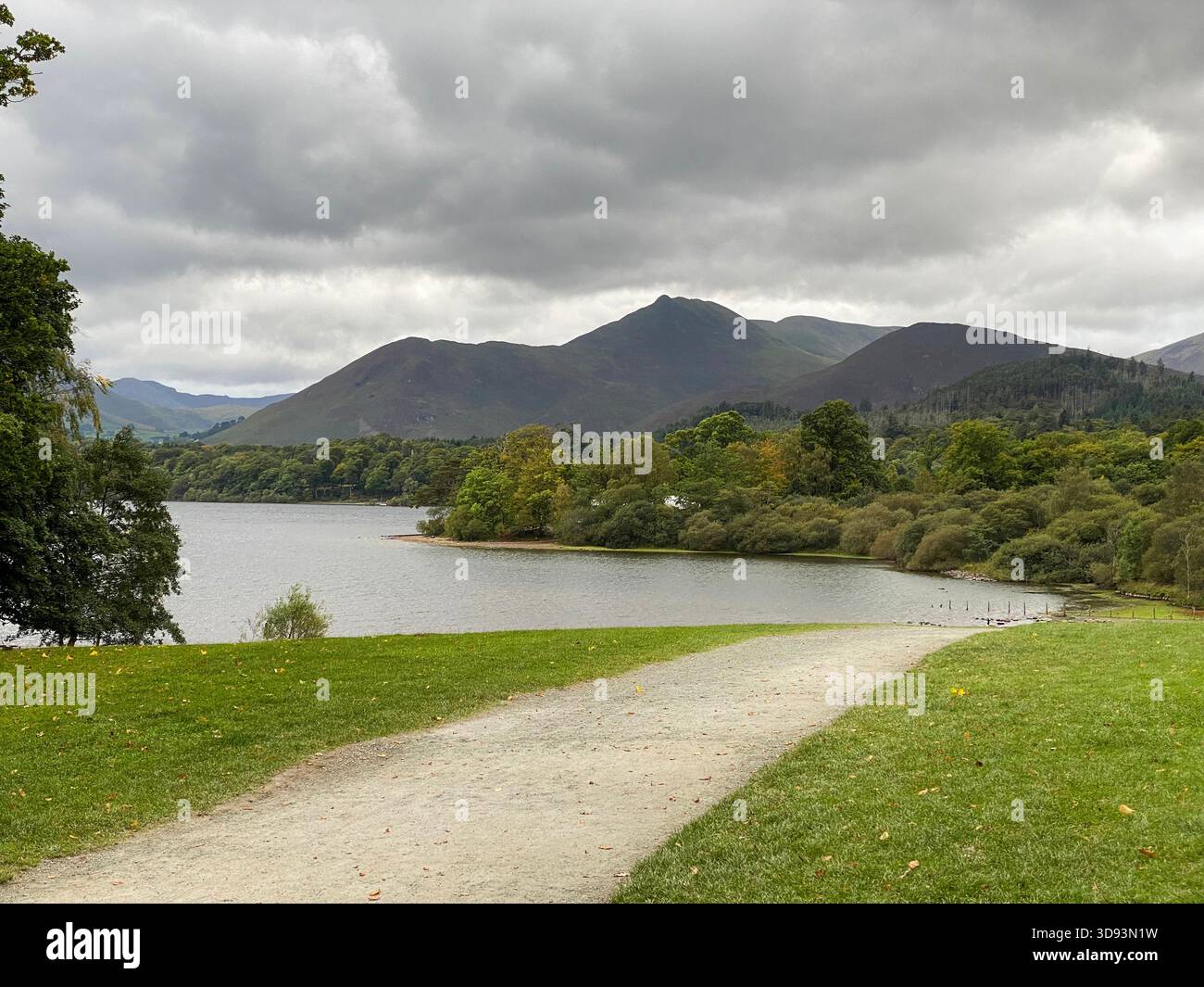 Le long de la bordure nord de Derwentwater dans la ville touristique de Keswick et en toile de fond des Fells dans le parc national English Lake District Banque D'Images