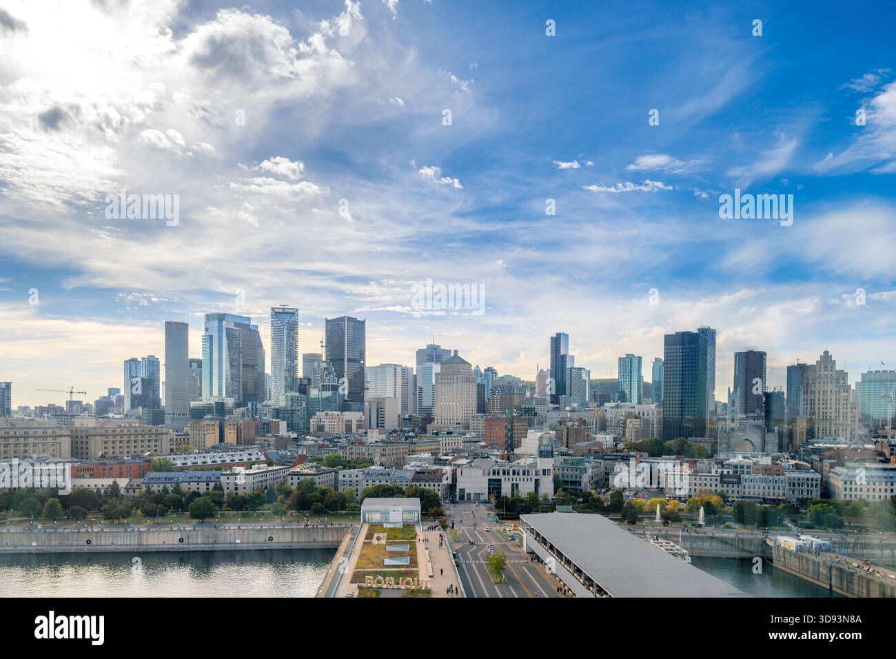 Vue depuis la Tour du Port de Montréal vers les gratte-ciel de la ville, Vieux-Port, Montréal, Québec, Canada Banque D'Images