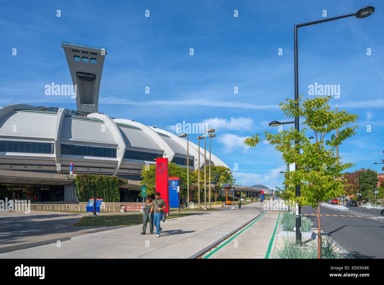 Le stade olympique avec la Tour de Montréal derrière, avenue Pierre-de-Coubertin, Parc olympique, Montréal, Québec, Canada Banque D'Images