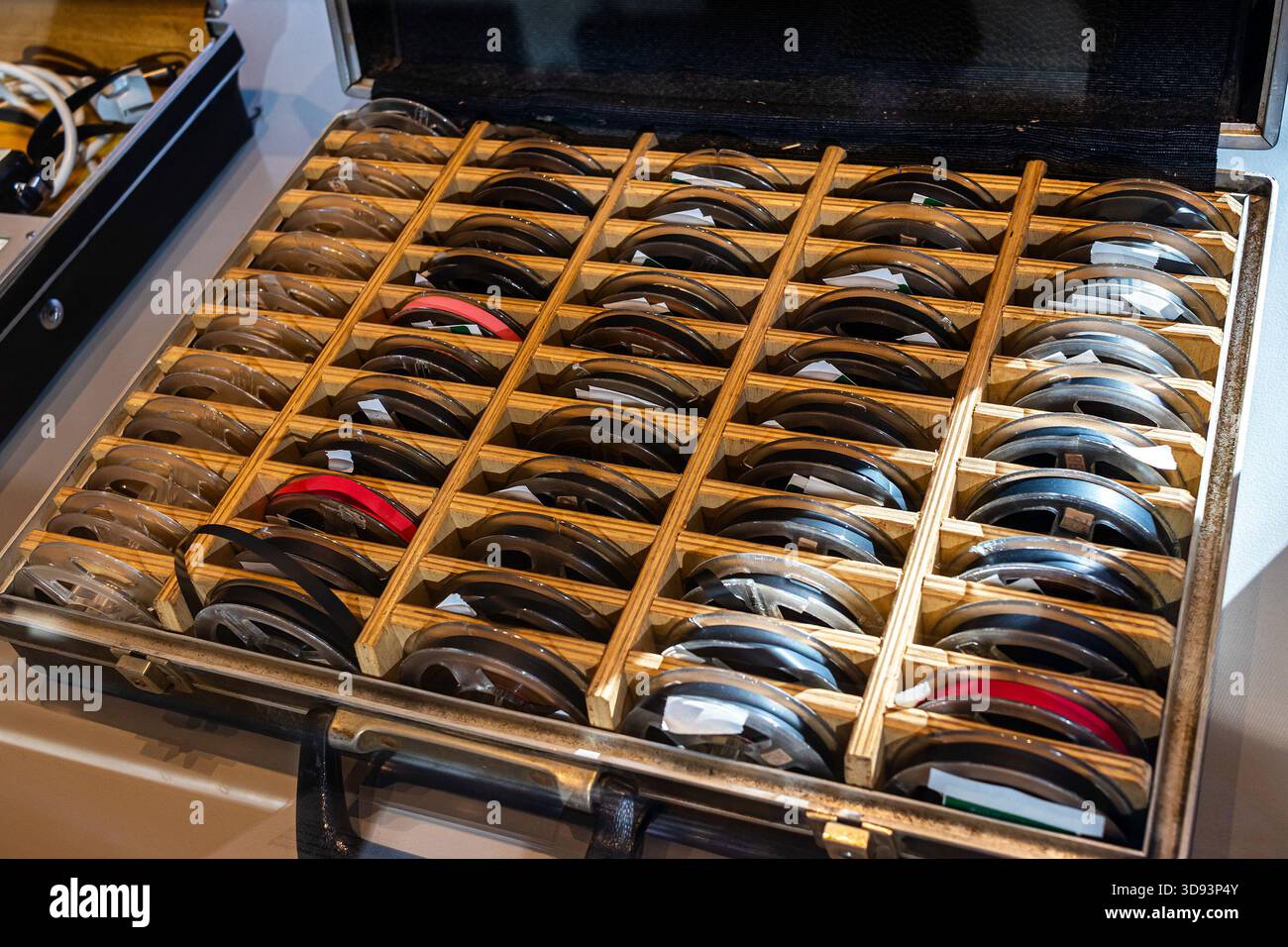 Cas de bandes ou bobines audio d'enregistrement, bandes de surveillance stockées dans une mallette exposée dans un musée, concept d'espionnage et de contre-espionnage Banque D'Images
