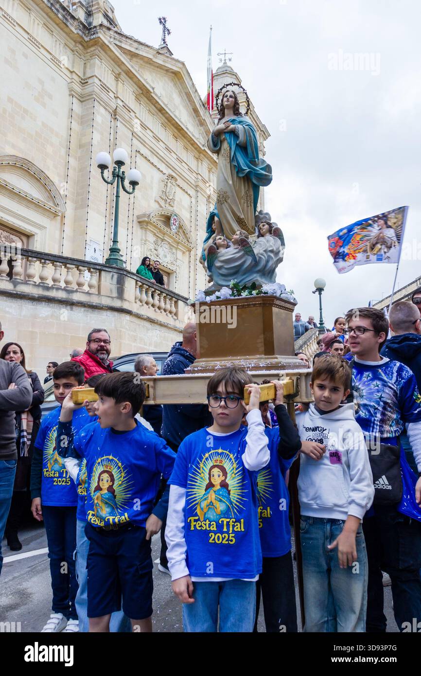 Cospicua, Malte - le 30 novembre 2025, procession du festival religieux avec la statue de la Vierge Marie au milieu de défilé de rue bondée pendant la célébration festive Banque D'Images