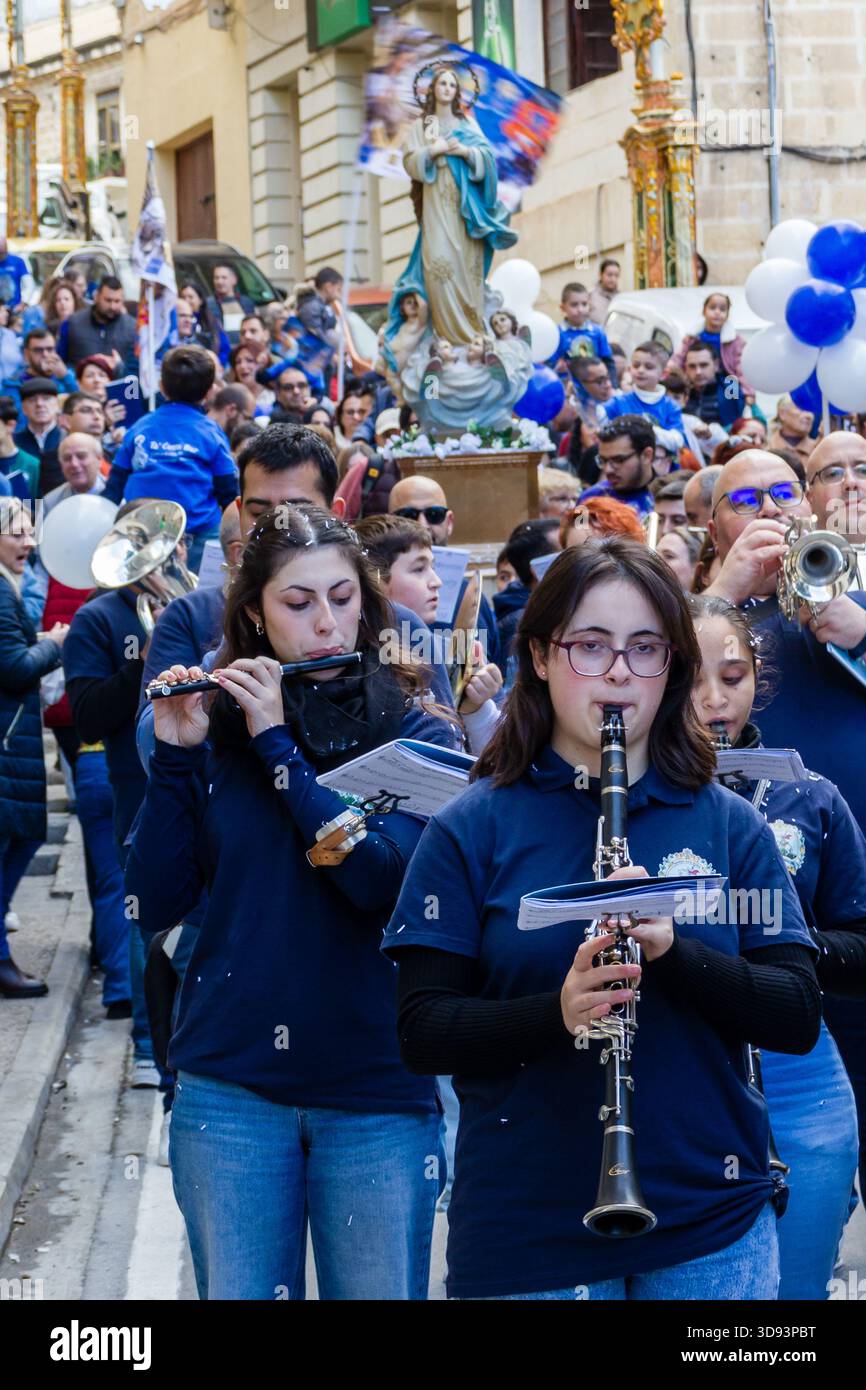 Cospicua, Malte - le 30 novembre 2025, procession du festival religieux avec la statue de la Vierge Marie au milieu de défilé de rue bondée pendant la célébration festive Banque D'Images