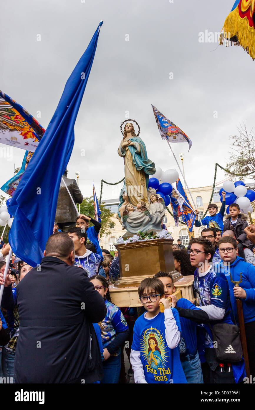 Cospicua, Malte - le 30 novembre 2025, procession du festival religieux avec la statue de la Vierge Marie au milieu de défilé de rue bondée pendant la célébration festive Banque D'Images