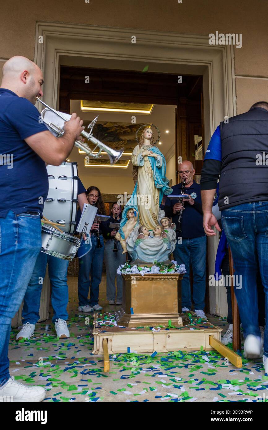 Cospicua, Malte - 30 novembre 2025, procession religieuse de statue à l'intérieur de l'église avec musique de groupe et célébration de confettis à la porte d'entrée Pilgrima Banque D'Images