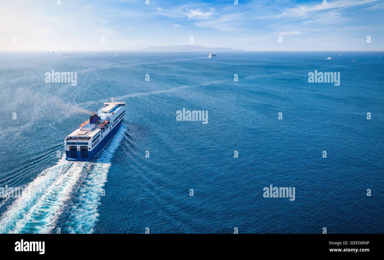 Vue aérienne d'un navire passager Roll on roll off (RoRo) voyageant au-dessus de la mer Égée en Grèce avec espace de copie Banque D'Images