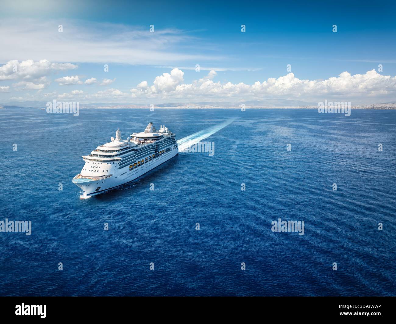 Vue aérienne de face d'un bateau de croisière générique naviguant avec vitesse au-dessus de l'océan calme avec espace de copie Banque D'Images