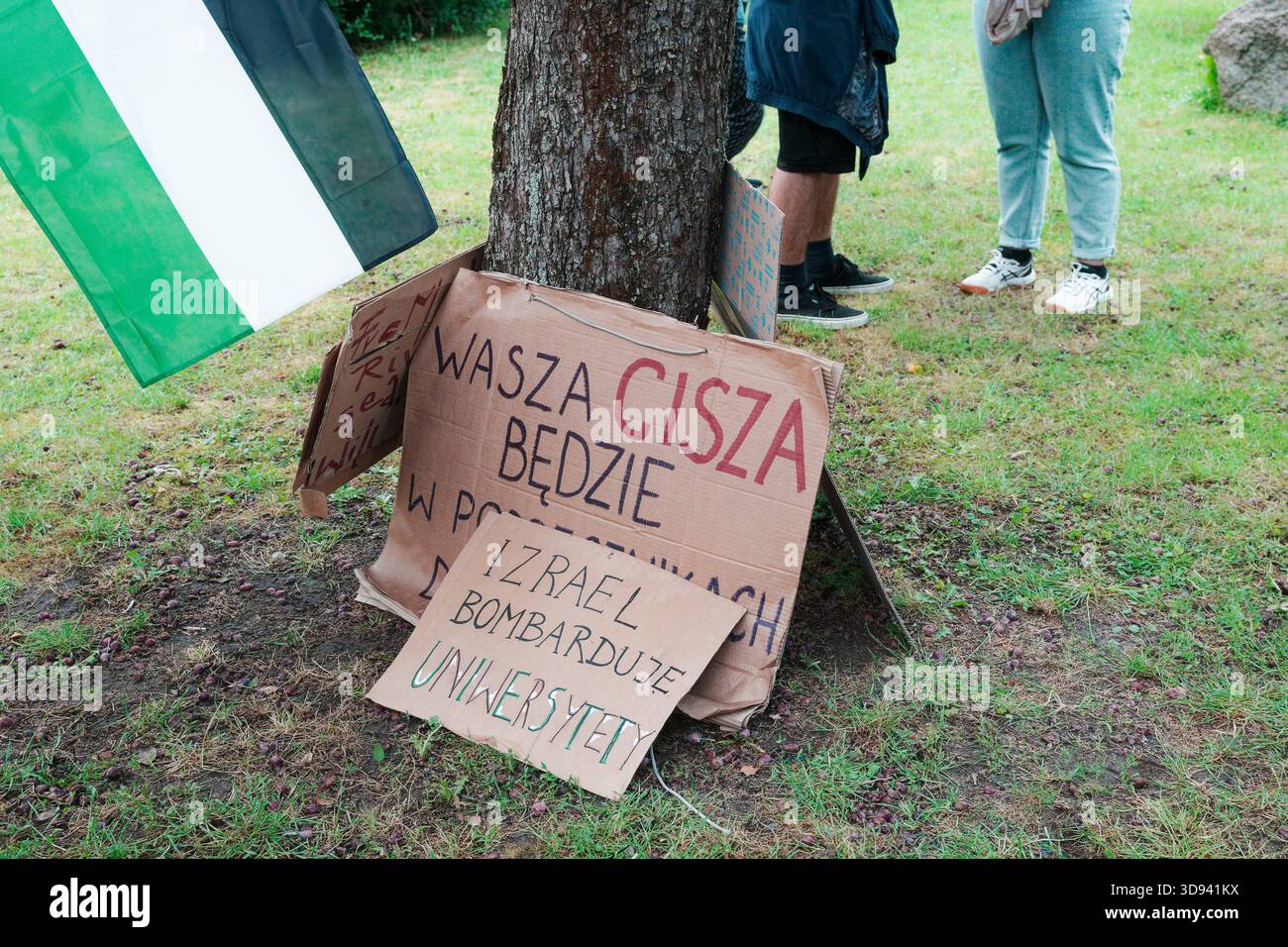 Des panneaux de protestation en carton avec des messages pro-palestiniens reposent contre un arbre sur un site d'occupation du Parc Autonomia. Banque D'Images