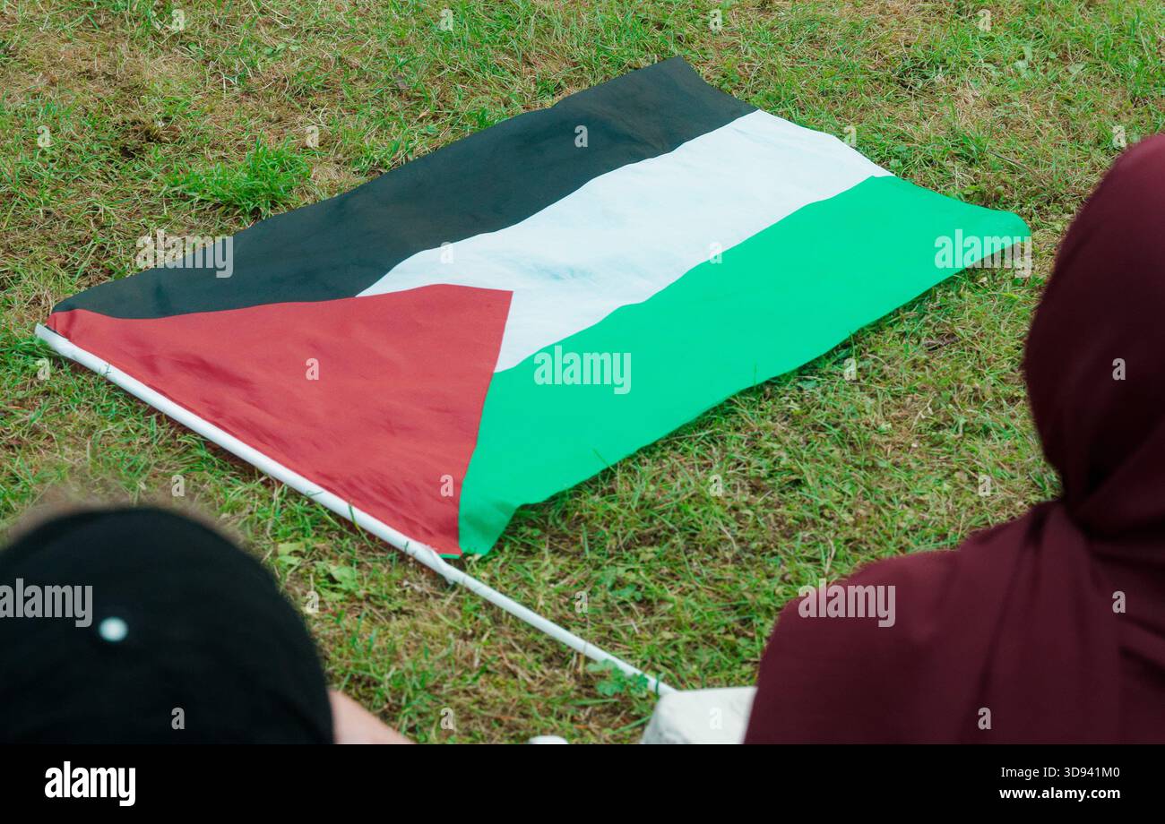 Un drapeau palestinien gît sur l'herbe lors d'un rassemblement pro-palestinien au parc Autonomia près de l'Université de Varsovie. Banque D'Images