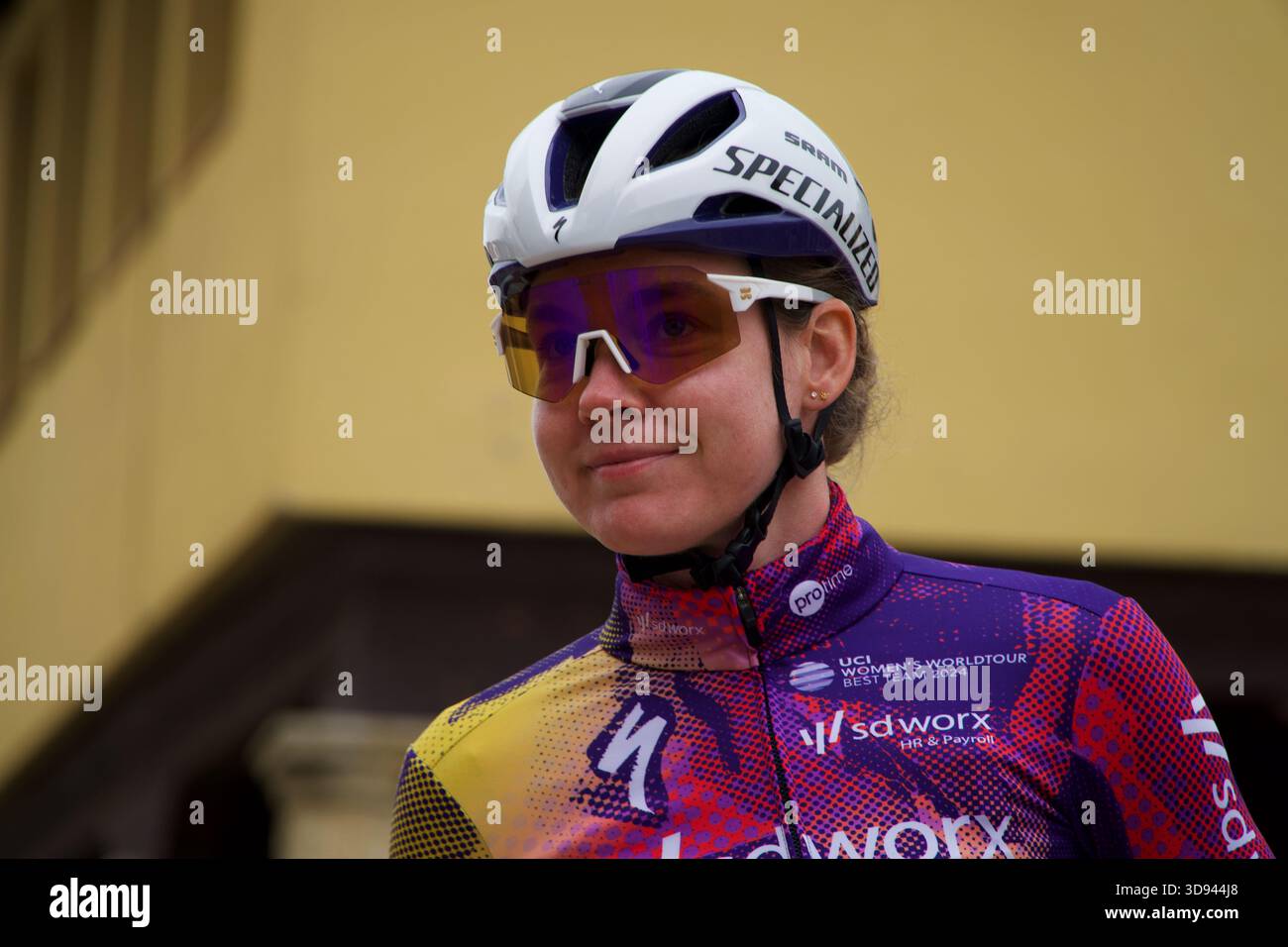 9 mai 2025, Becerril de Campos, Espagne : la cycliste néerlandaise Anna Van der Breggen, du Team SD Worx ProTime, avant la sixième étape de la Vuelta Femenina Banque D'Images