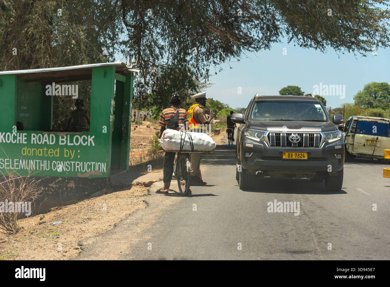 Mangochi sud Malawi Afrique. Barrage routier de la police pour vérifier les véhicules passant par le sud du Malawi Afrique. Banque D'Images