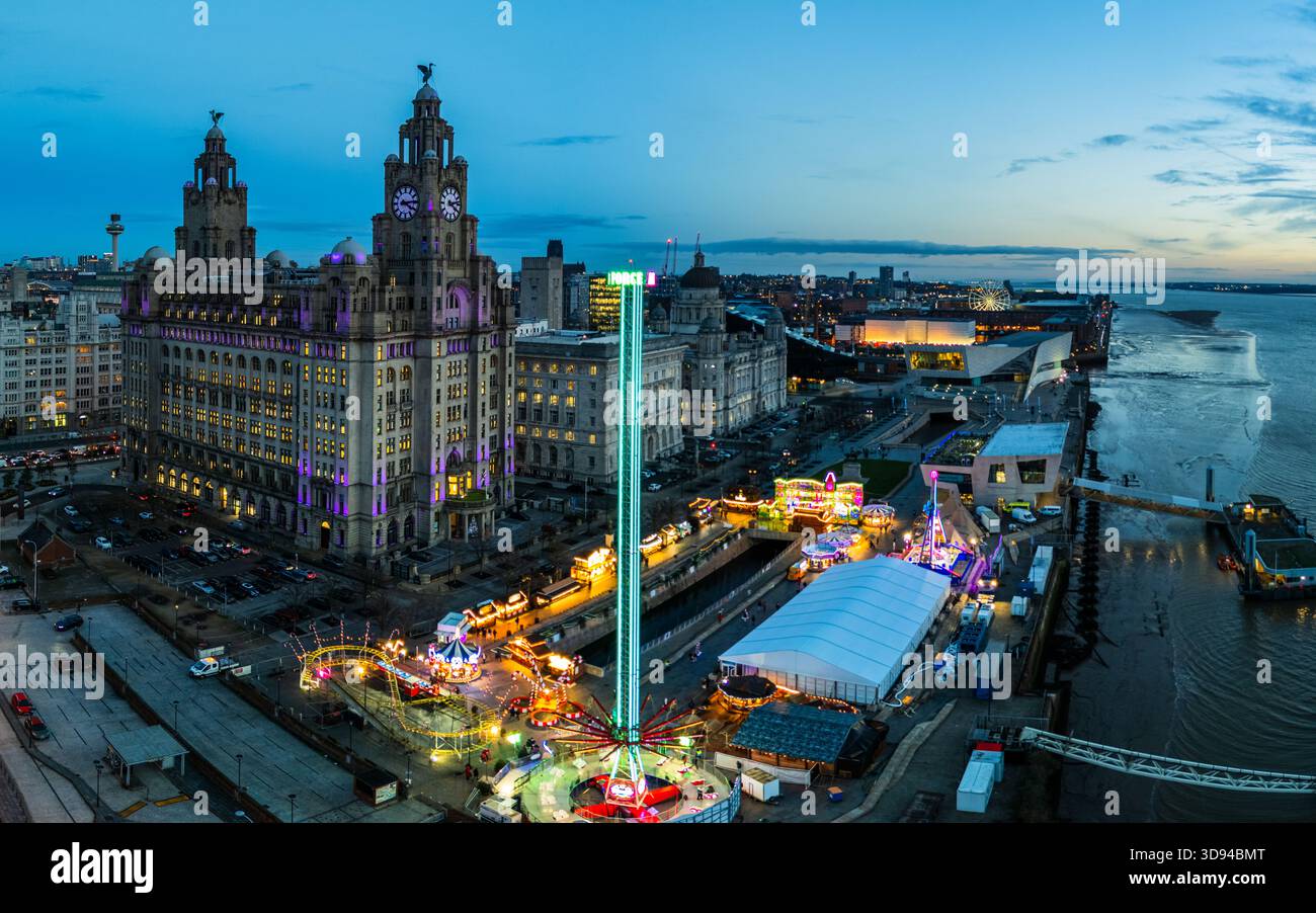 Attractions et manèges capturés contre les gratte-ciel de Liverpool vus le 3 décembre 2025. Banque D'Images
