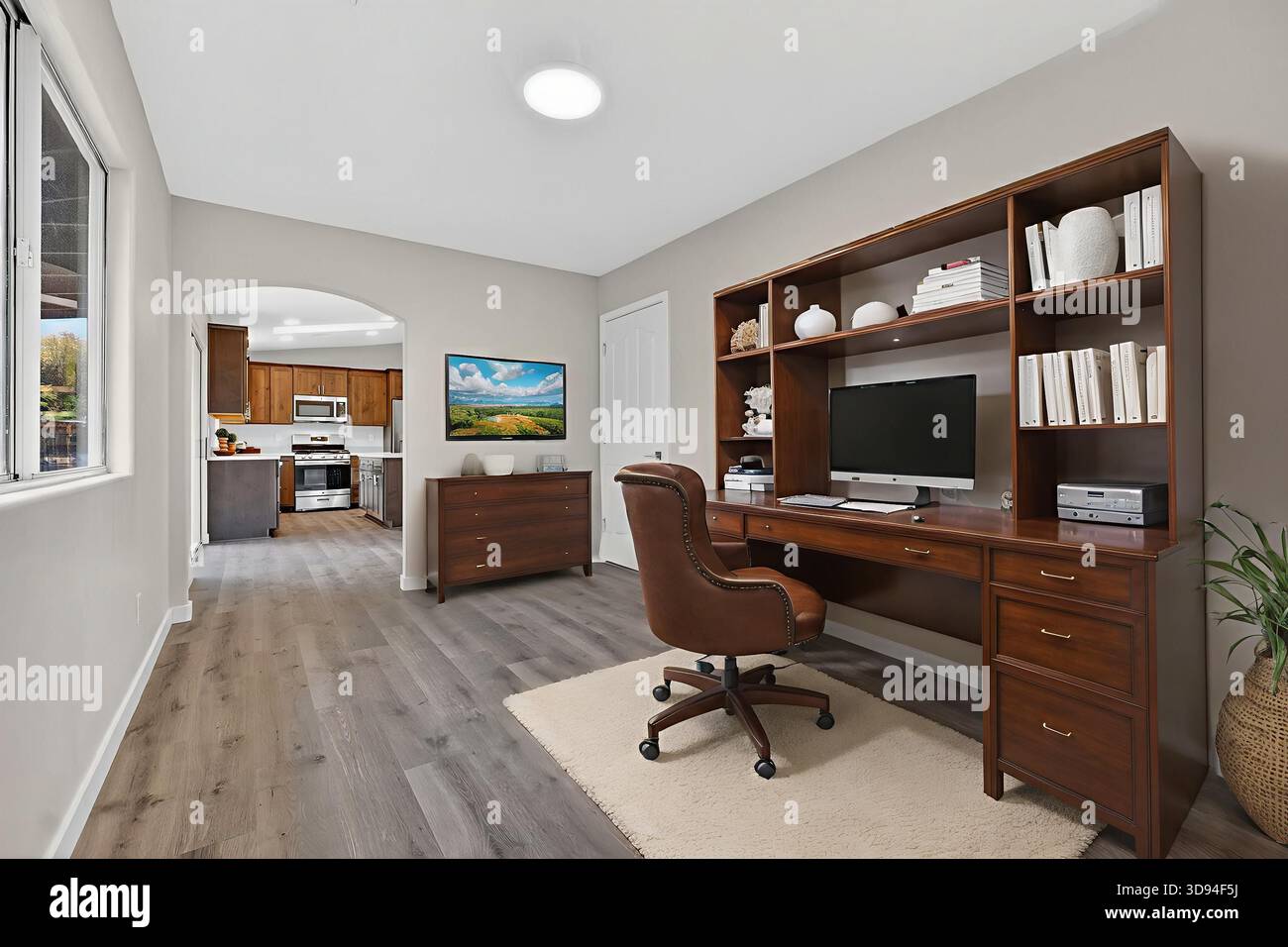 Espace de travail à distance élégant, espace de travail à domicile productif avec meubles en bois et encombrement minimal Banque D'Images