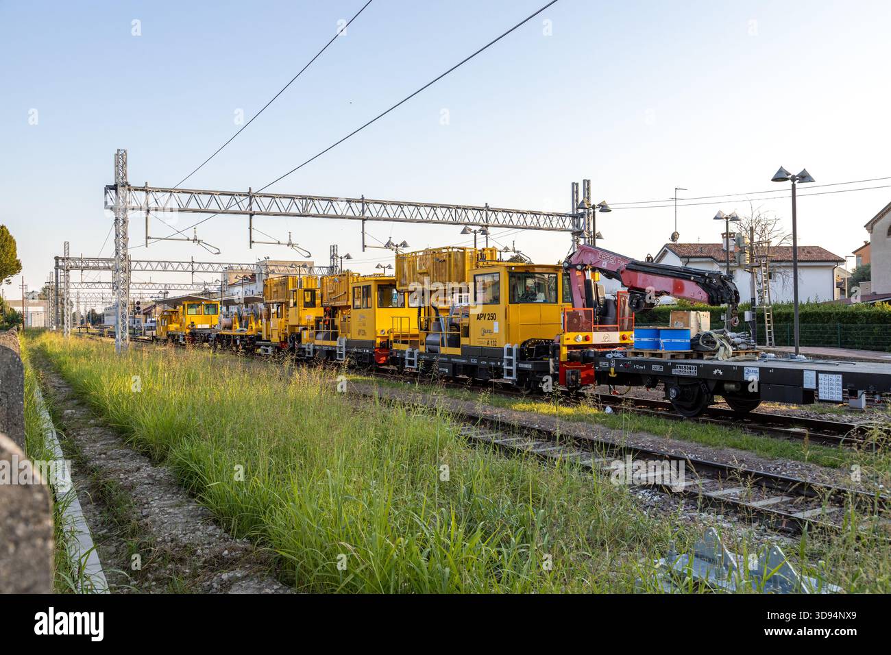 Piove di Sacco, Padoue, Italie - 11 août 2025 : travaux d'entretien et d'électrification de la ligne Adria-Mestre à la gare Piove di Sacco Banque D'Images