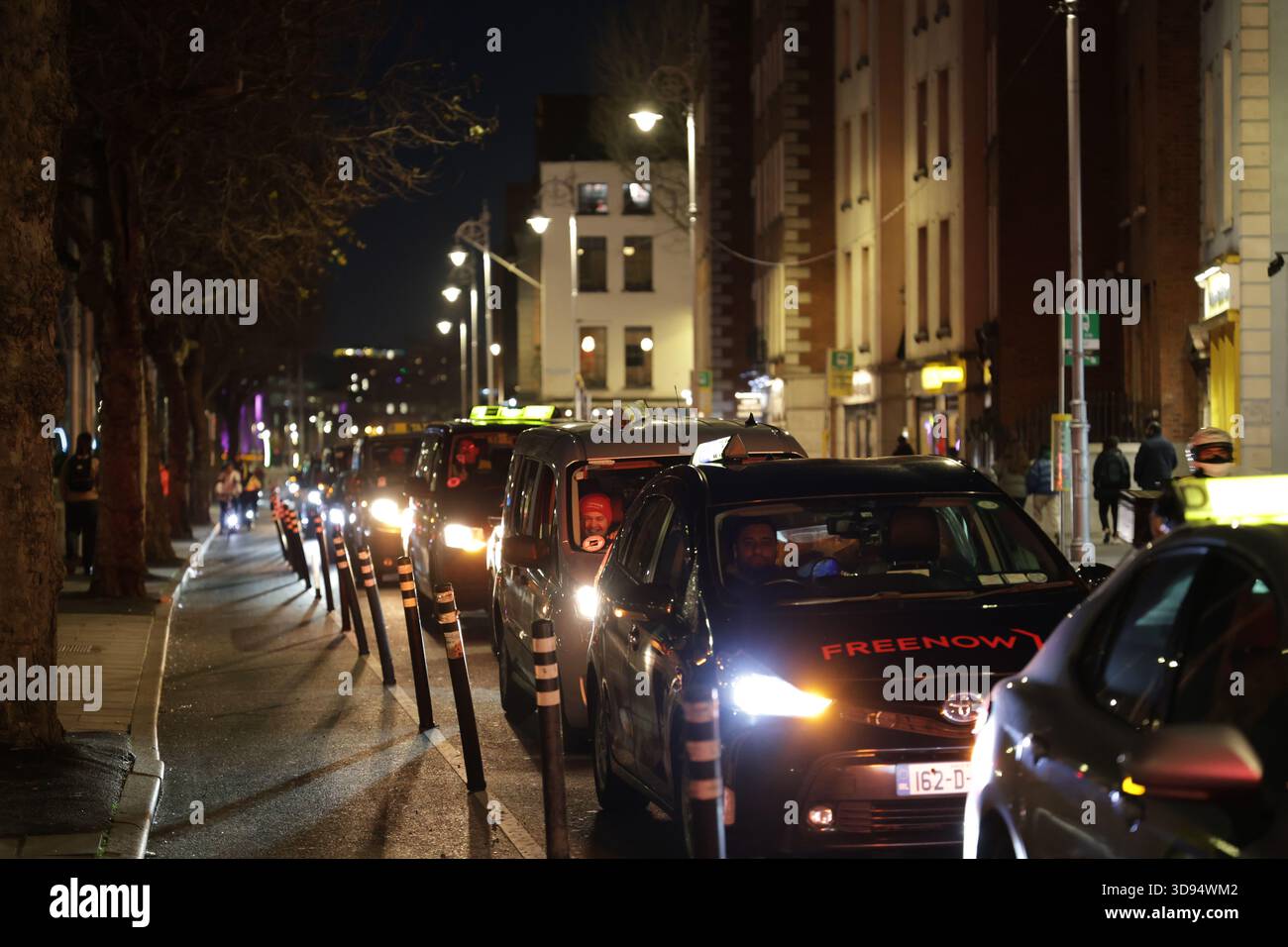 Dublin, Irlande - 03 décembre 2025 - les chauffeurs de taxi de Dublin organisent une manifestation "Go slow" aux heures de pointe pour protester contre les nouveaux tarifs fixes d'Uber avec des retards dans la circulation dans la capitale irlandaise Banque D'Images