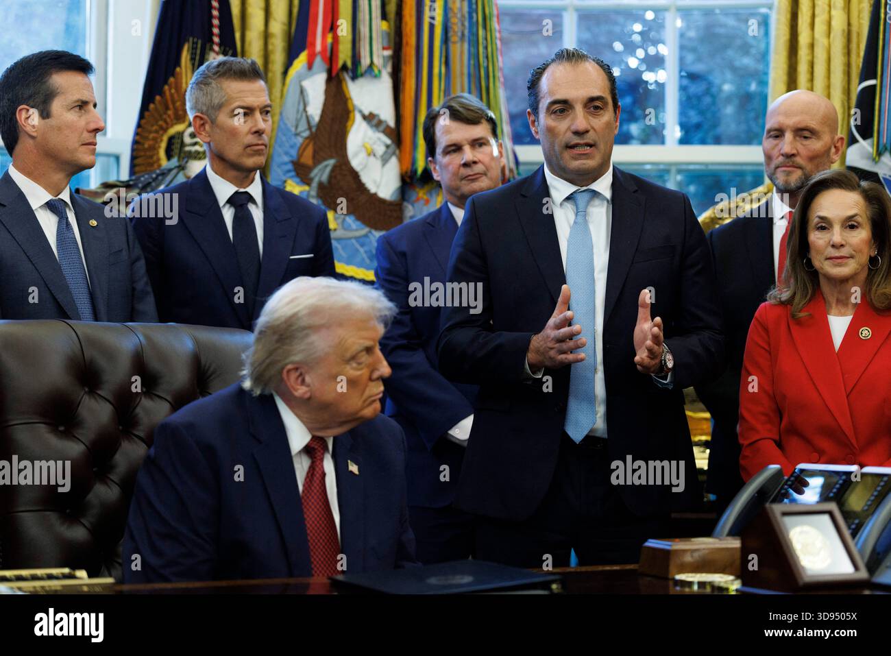 Washington, États-Unis. 03 décembre 2025. Antonio Filosa, PDG de Stellantis, s'exprime alors que le président américain Donald Trump annonce des changements aux nouvelles normes d'économie de carburant à la Maison Blanche, Washington, DC, États-Unis, le 2 décembre 2025. EPA/WILL OLIVER/POOL crédit : Abaca Press/Alamy Live News Banque D'Images