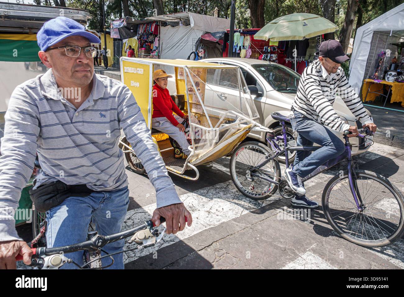 Mexico City Mexique, Xochimilco, scène de transport de rue, pédicab de taxi de vélo transportant passager, hommes adultes chevauchant des vélos, adultes hispaniques latino, marché s Banque D'Images