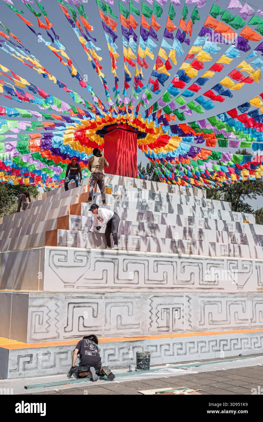 Mexico Mexique, Xochimilco, réplique de structure pyramidale, peinture de travailleurs d'événement, hommes adultes hispanique construction de travail, décorations de festival papel pi Banque D'Images