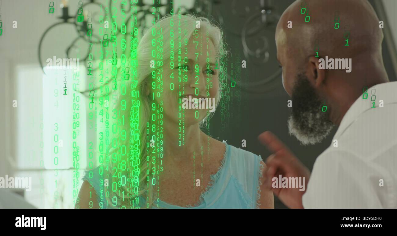 Femme senior parlante écoutant pendant que l'homme fait des gestes à la maison, superposition binaire verte, dessus bleu Banque D'Images