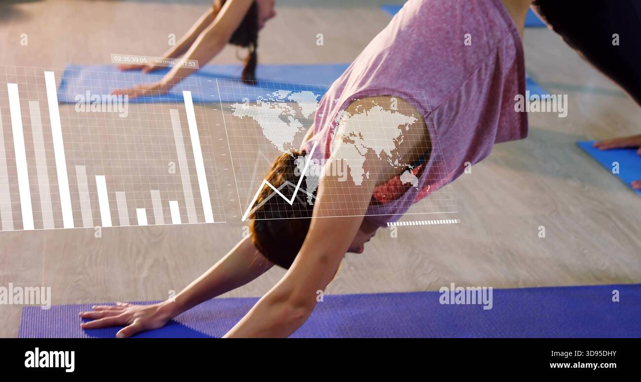 Femme pliante effectuant un pliage avant dans le studio sur tapis violet dans le top rose avec recouvrement AR Banque D'Images