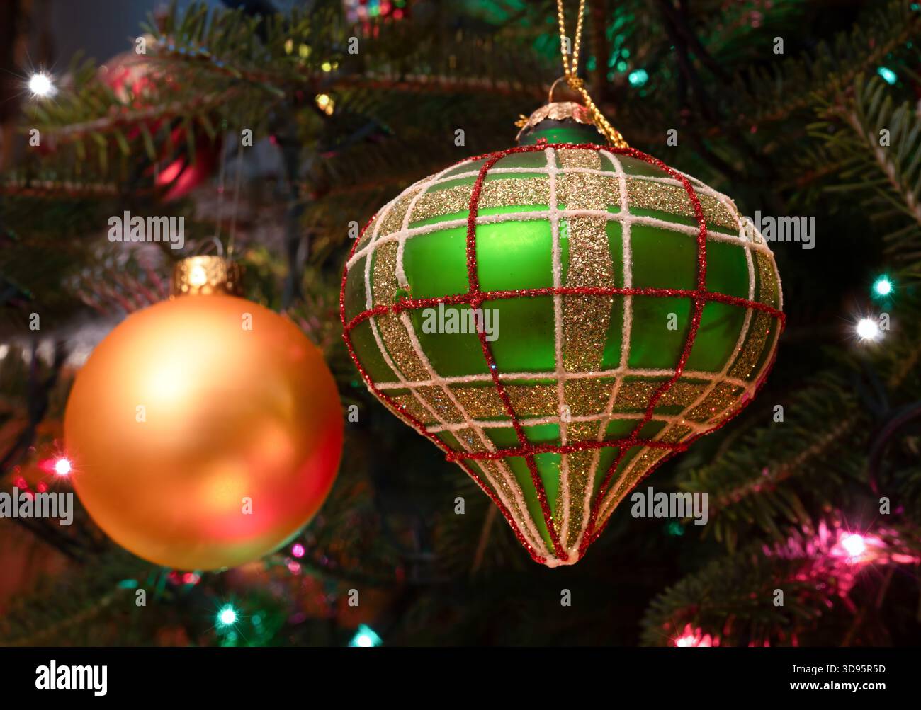 Ornement en verre suspendu dans un arbre de Noël. Banque D'Images