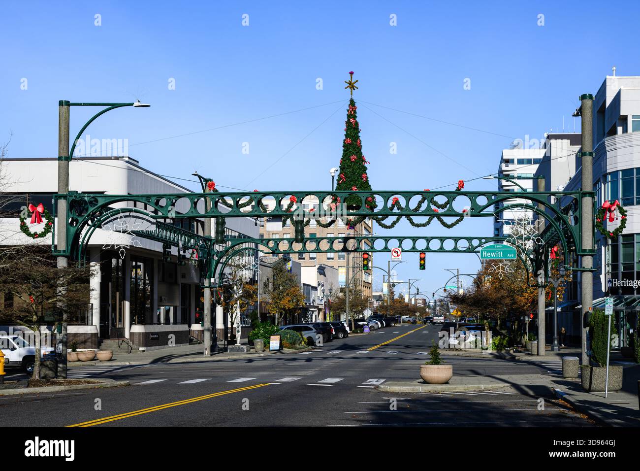 Everett WA, États-Unis - 30 novembre 2025 ; quadrilatère vert avec décorations de vacances à l'intersection de Hewitt et Colby Banque D'Images