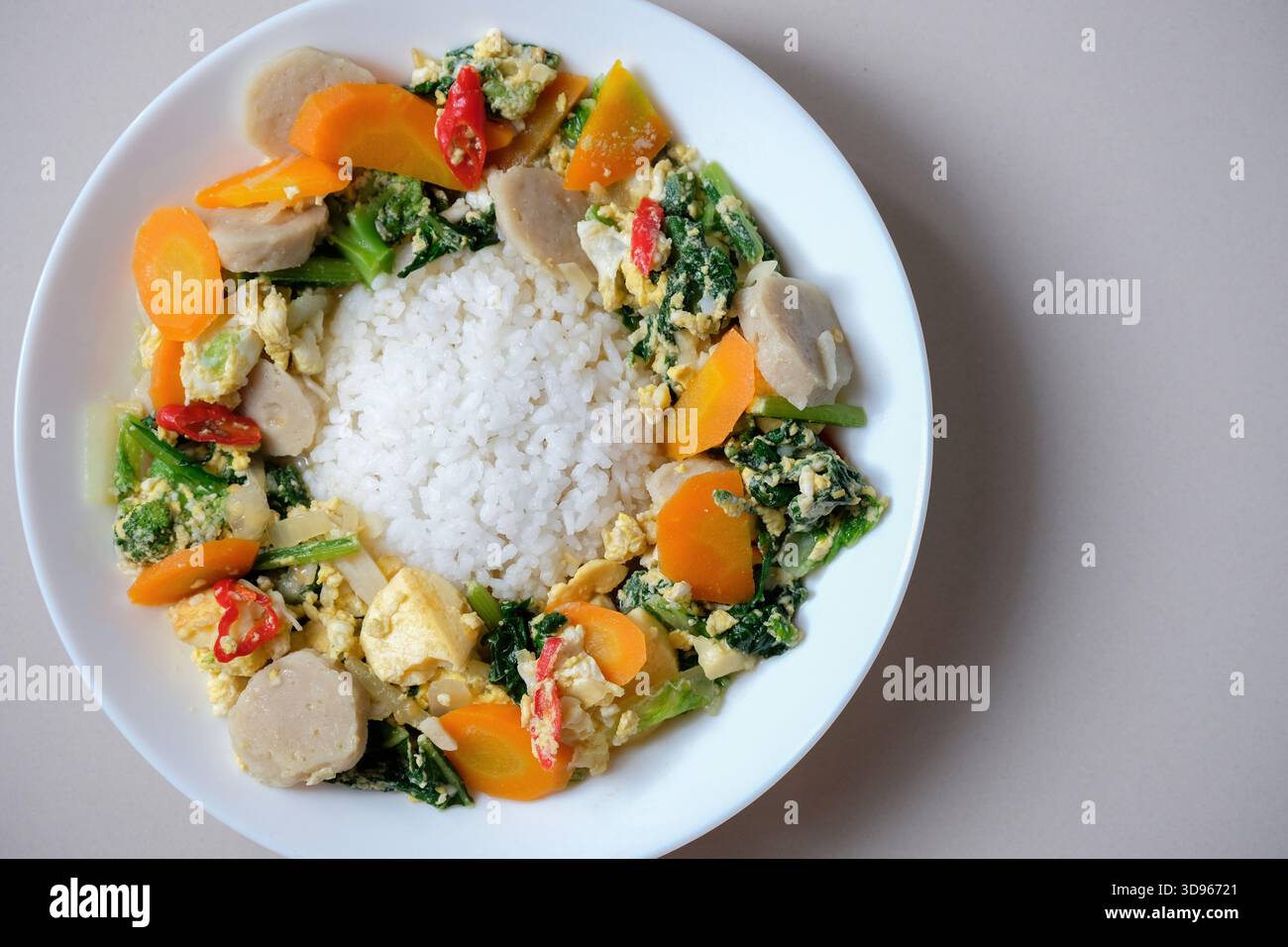 Riz servi avec du capcay, un plat chinois populaire de légumes sautés Banque D'Images