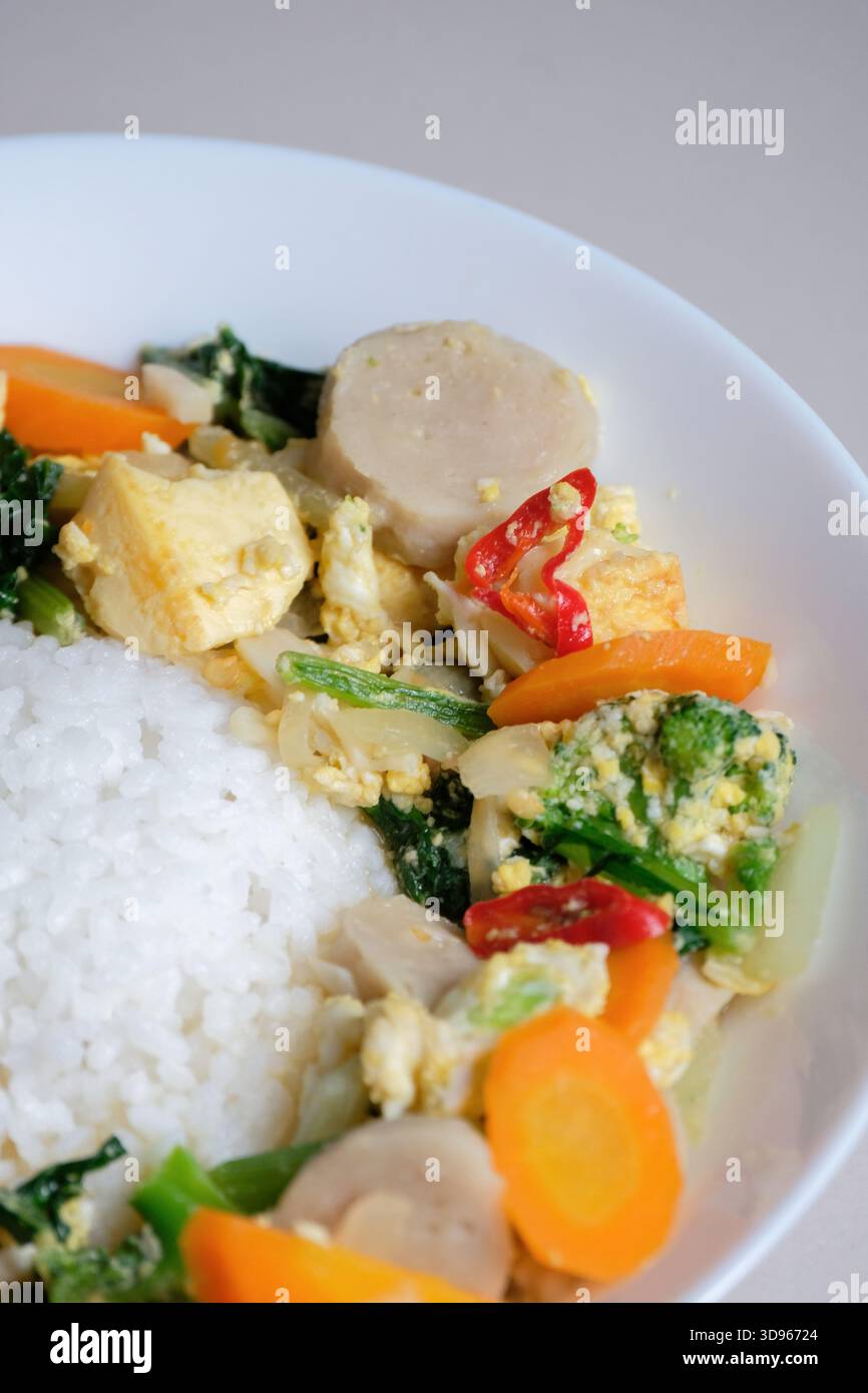 Riz servi avec du capcay, un plat chinois populaire de légumes sautés Banque D'Images