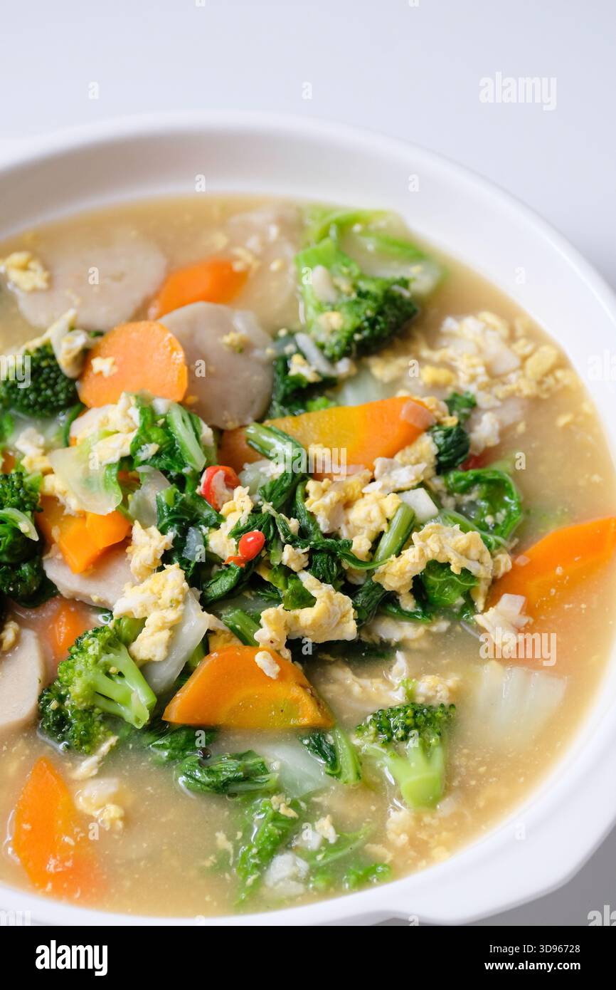 Capcay est un plat populaire chinois de légumes sautés. Servi sur une assiette blanche. Banque D'Images