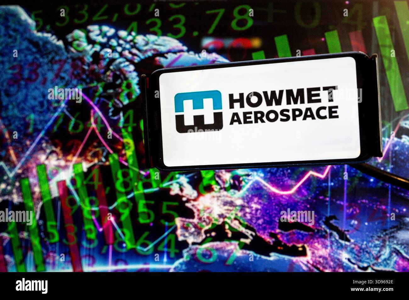 Pologne. 02 décembre 2025. Dans cette illustration photo, le logo Howmet Aerospace est affiché sur un téléphone portable avec la carte du monde et l'illustration graphique de stock sur un écran d'ordinateur en arrière-plan. Crédit : SOPA images Limited/Alamy Live News Banque D'Images