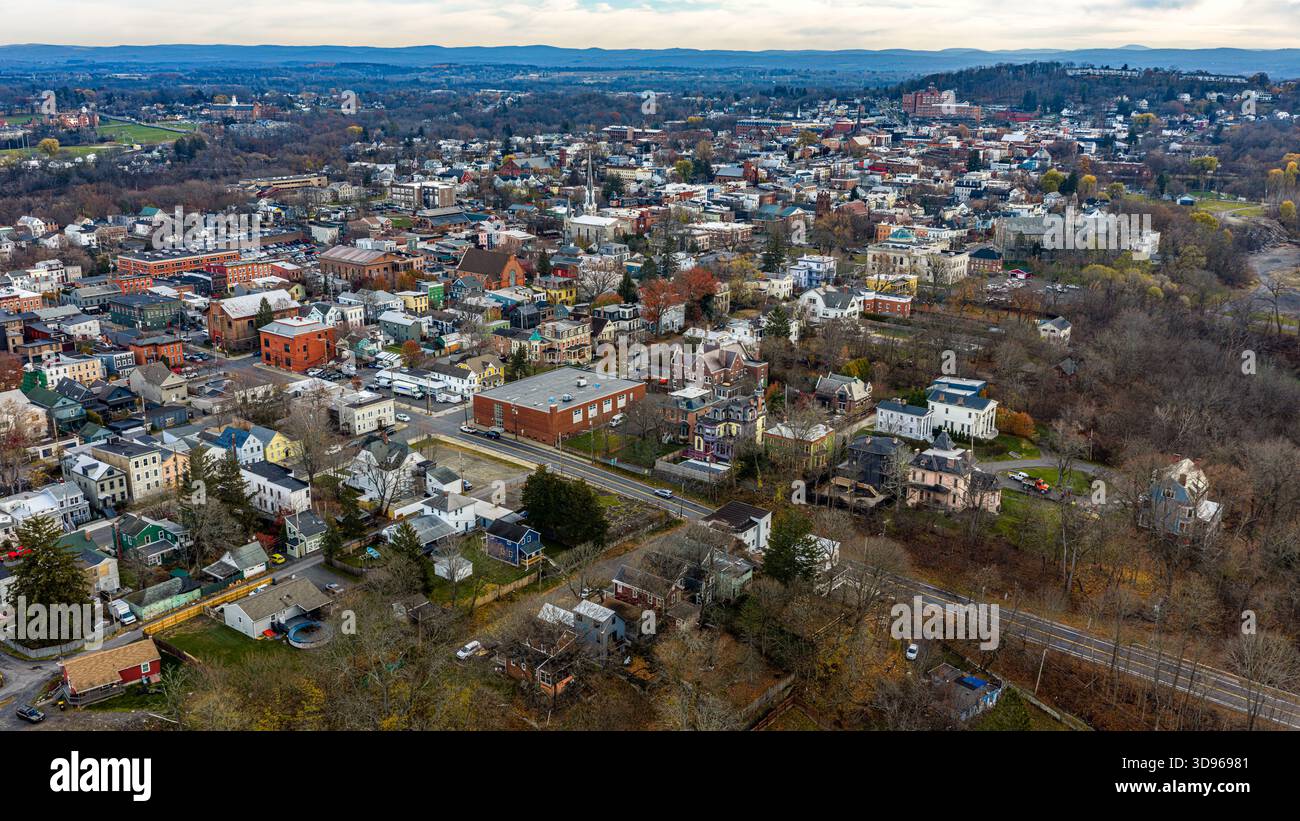 Hudson, NY, USA - 20 novembre 2025 : vue aérienne de Hudson, New York le long de la rivière Hudson. Banque D'Images