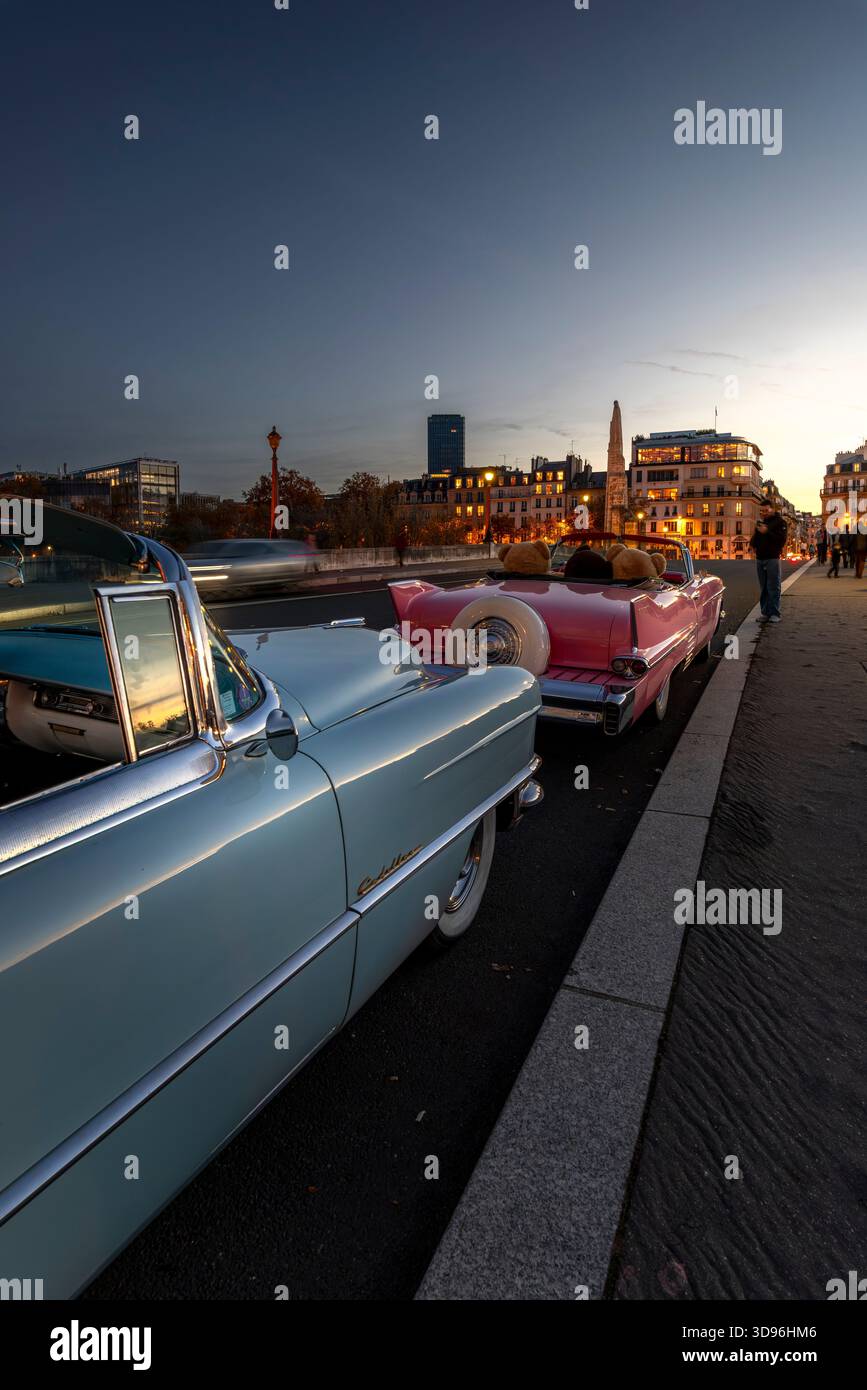 Paris, France - 11 novembre 2025 : vieilles voitures américaines sur un pont à l'Ile Saint-Louis à Paris Banque D'Images