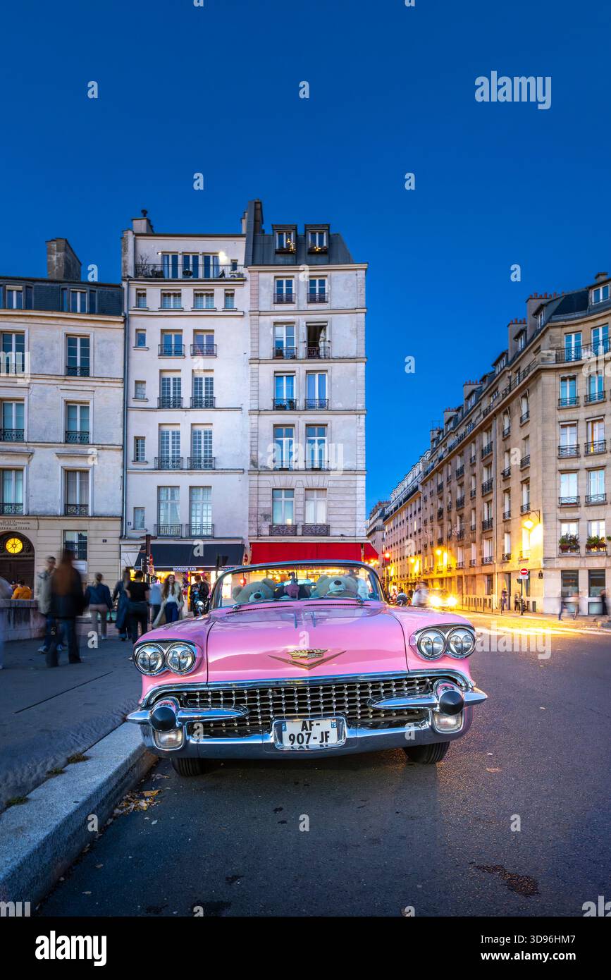 Paris, France - 11 novembre 2025 : vieilles voitures américaines sur un pont à l'Ile Saint-Louis à Paris Banque D'Images