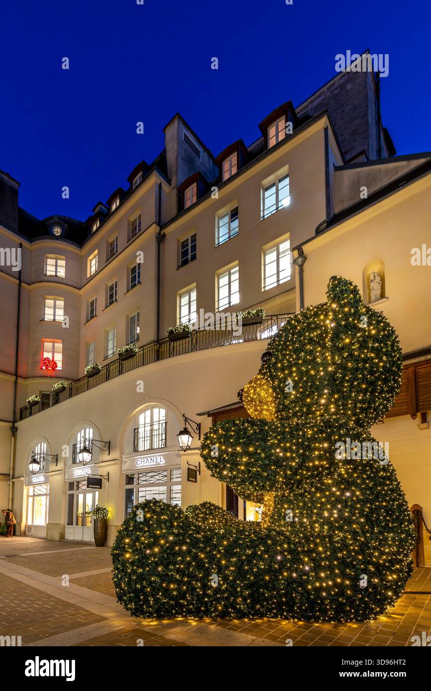 Paris, France - 20 novembre 2025 : Centre commercial avec ours en peluche illuminé à Paris pour le jour de Noël Banque D'Images