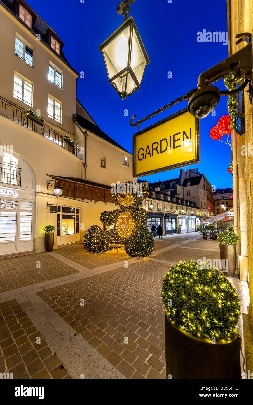 Paris, France - 20 novembre 2025 : Centre commercial avec ours en peluche illuminé à Paris pour le jour de Noël Banque D'Images