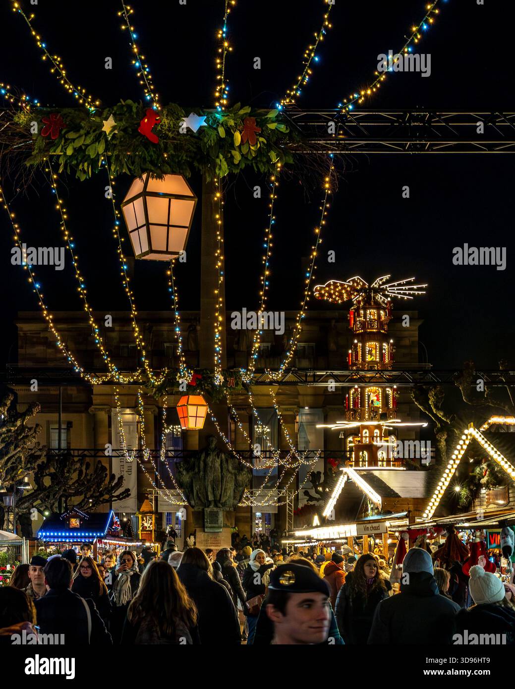 Strasbourg, France - 27 novembre 2025 : le marché de Noël dans le centre de Strasbourg. Le centre historique de Strasbourg, à proximité de la cathédrale, est ve Banque D'Images