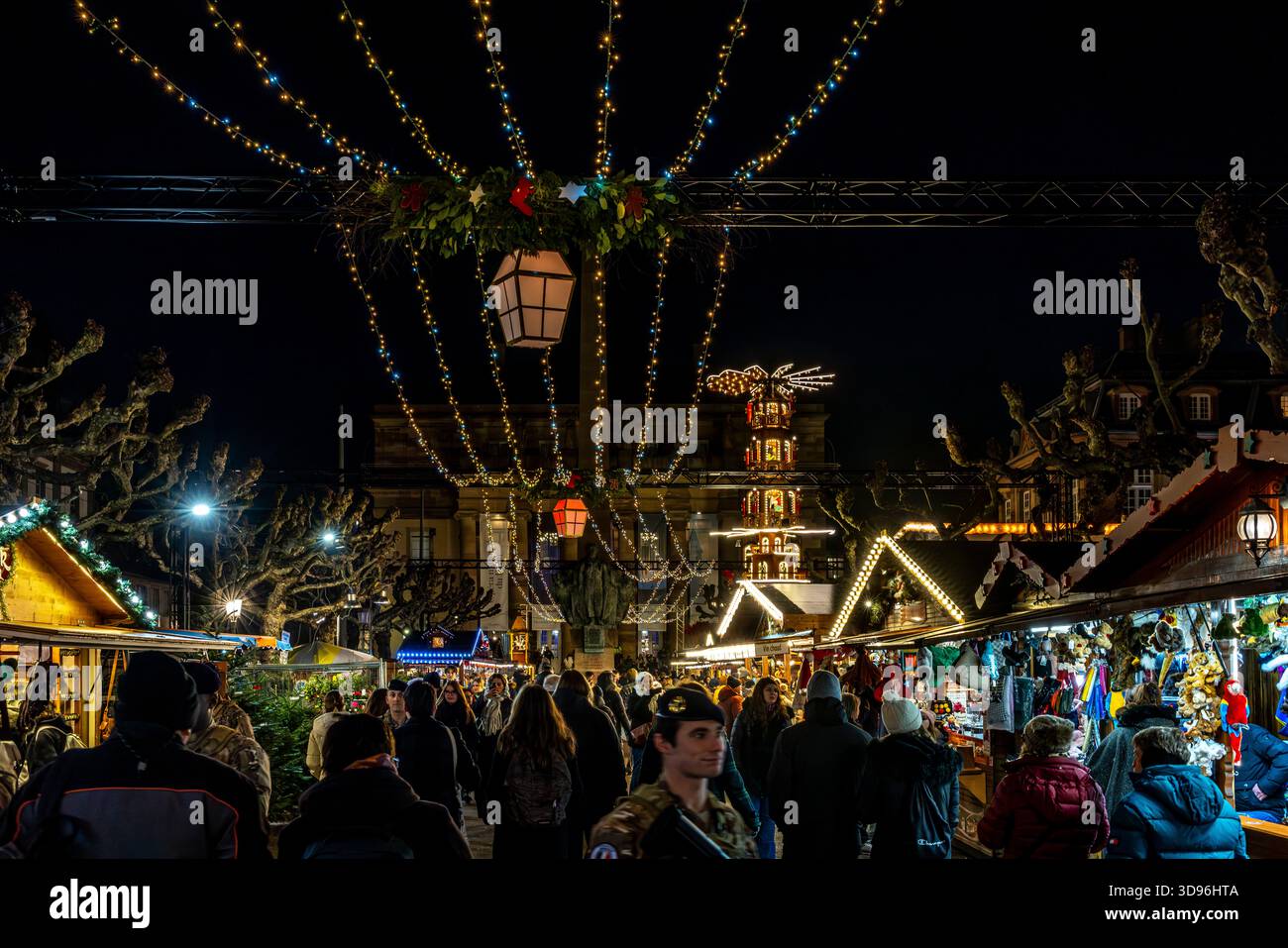 Strasbourg, France - 27 novembre 2025 : le marché de Noël dans le centre de Strasbourg. Le centre historique de Strasbourg, à proximité de la cathédrale, est ve Banque D'Images