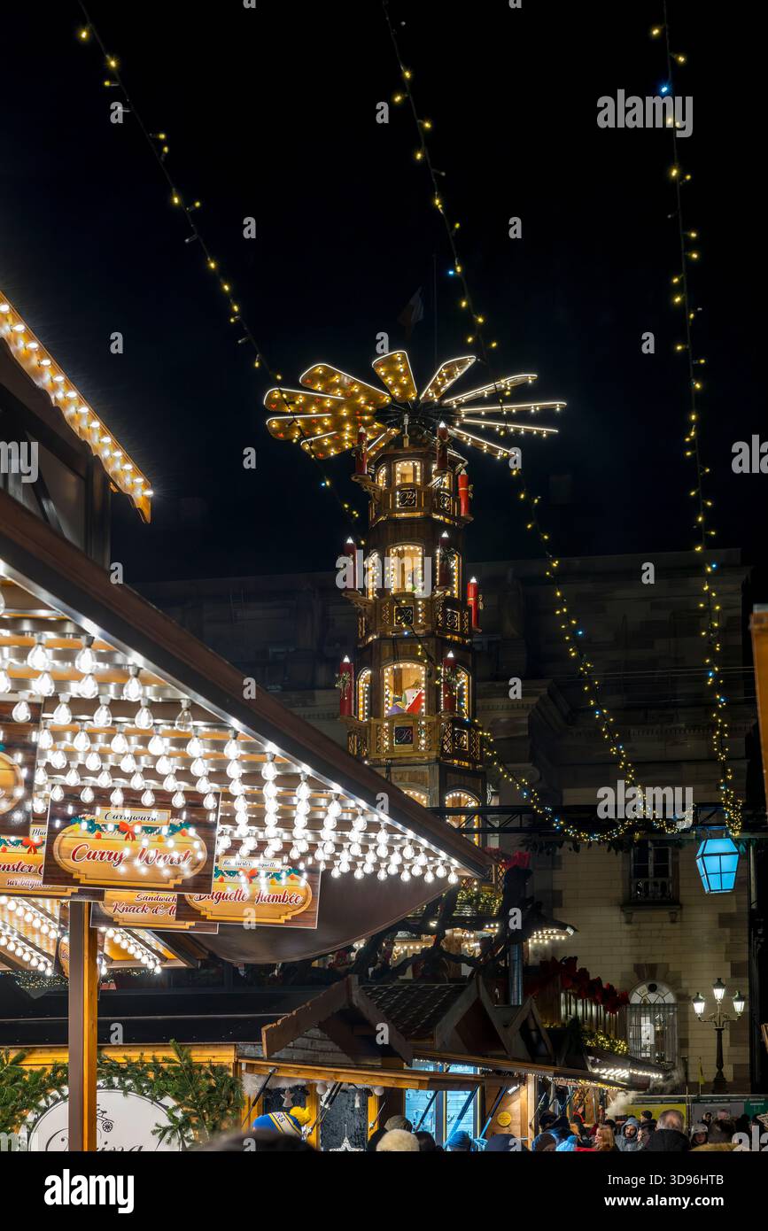 Strasbourg, France - 27 novembre 2025 : le marché de Noël dans le centre de Strasbourg. Le centre historique de Strasbourg, à proximité de la cathédrale, est ve Banque D'Images
