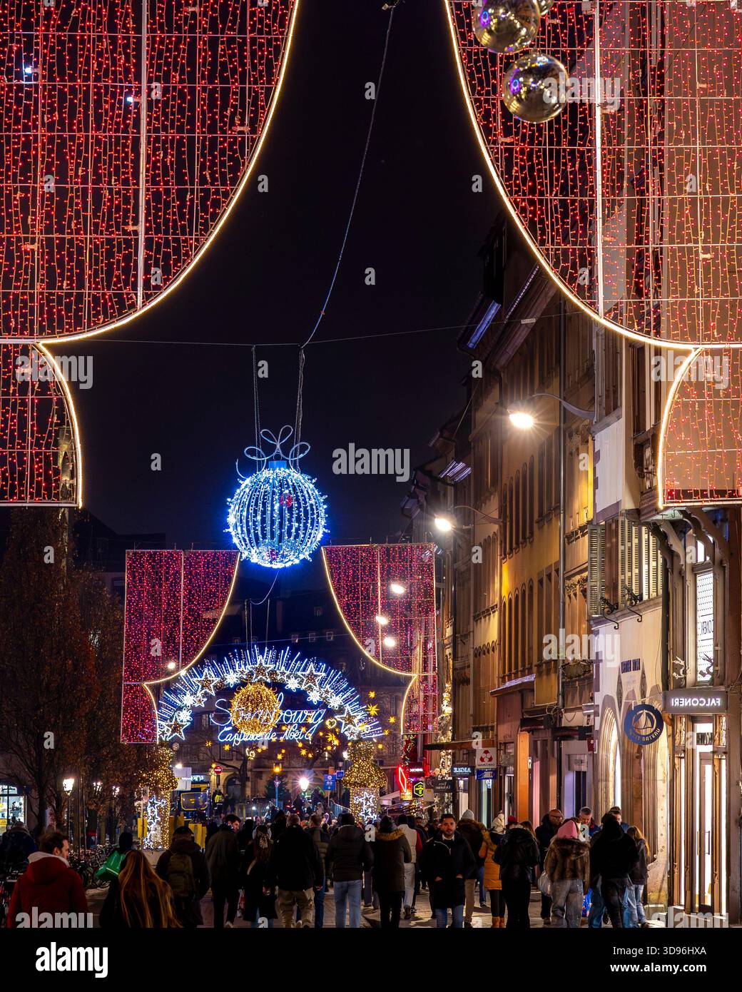 Strasbourg, France - 27 novembre 2025 : le marché de Noël dans le centre de Strasbourg. Le centre historique de Strasbourg, à proximité de la cathédrale, est ve Banque D'Images