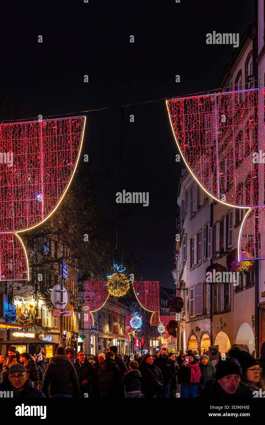 Strasbourg, France - 27 novembre 2025 : le marché de Noël dans le centre de Strasbourg. Le centre historique de Strasbourg, à proximité de la cathédrale, est ve Banque D'Images