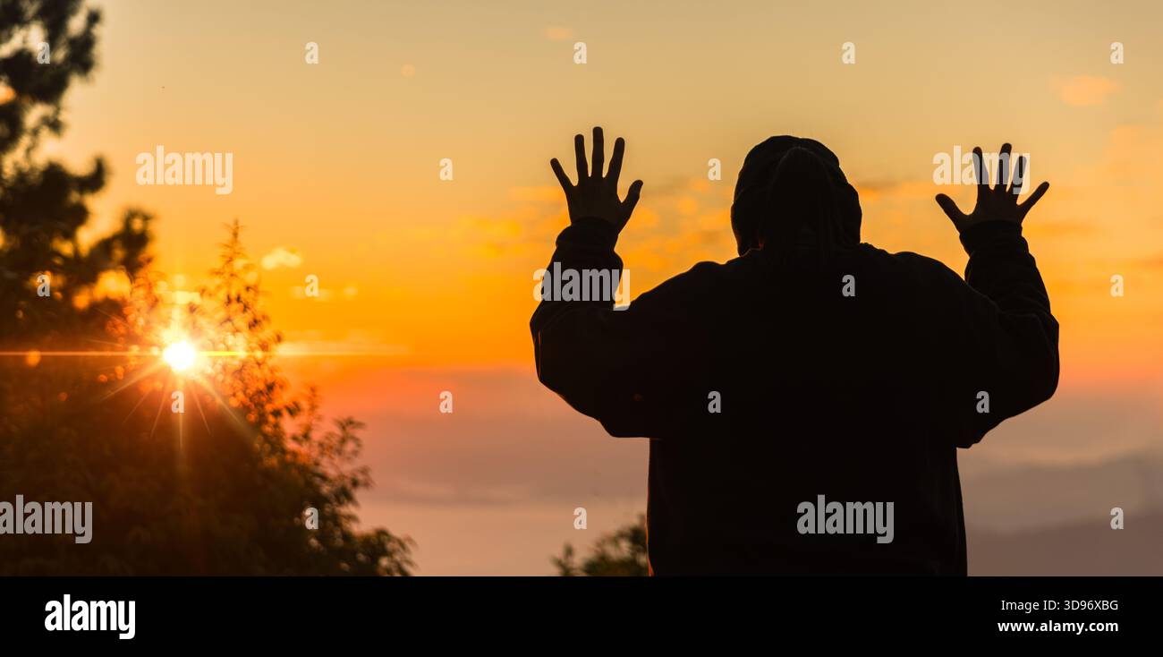Les mains de la personne ouvrent la paume vers le culte. La thérapie eucharistique bénisse Dieu aidant à se repentir les pâques catholiques prêtent l'esprit prier. Se battre pour Dieu. Silhouette de femme WO Banque D'Images