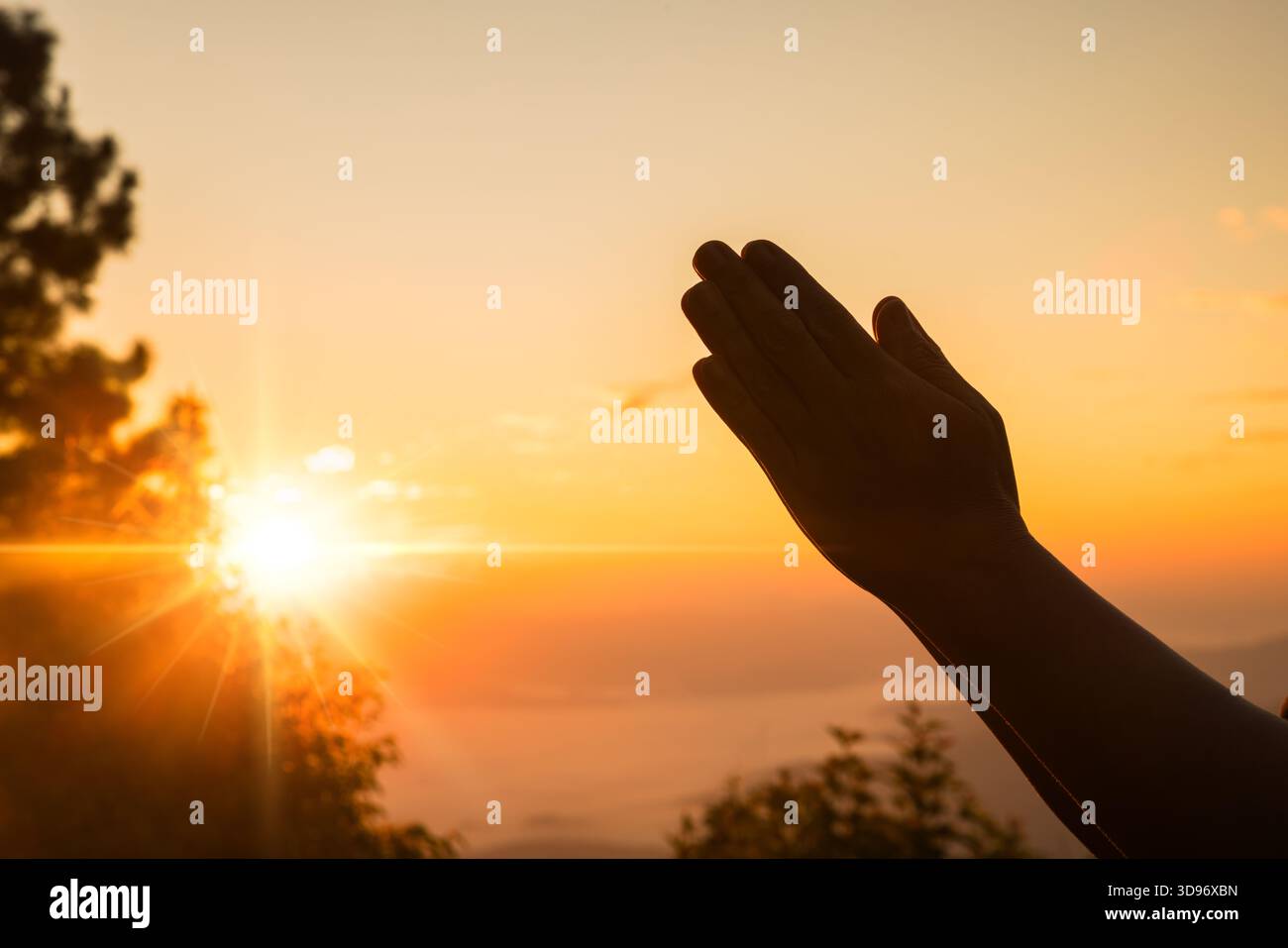 Les mains de la personne ouvrent la paume vers le culte. La thérapie eucharistique bénisse Dieu aidant à se repentir les pâques catholiques prêtent l'esprit prier. Se battre pour Dieu. Silhouette de femme WO Banque D'Images