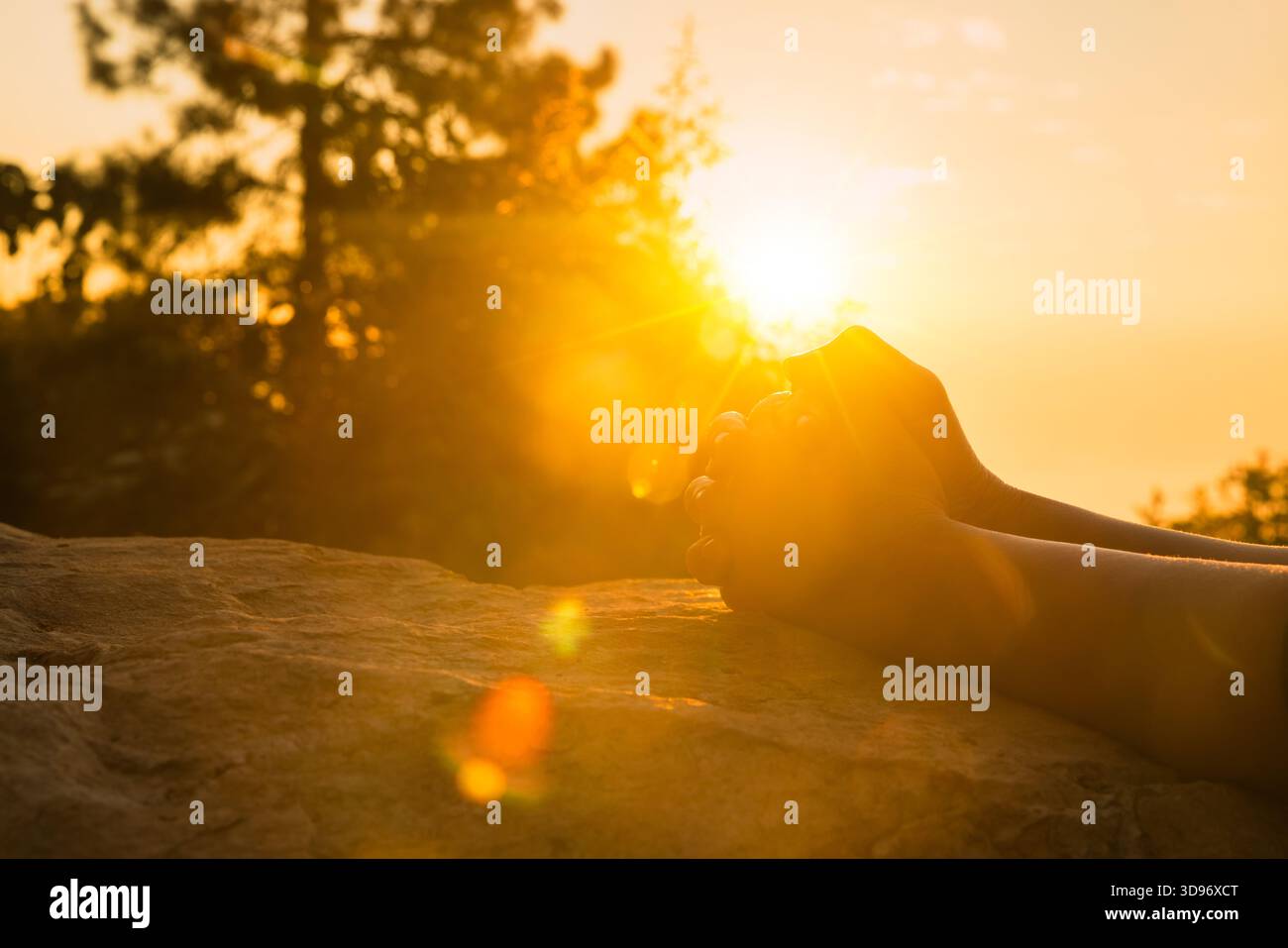 Silhouette de mains de femme priant pour adorer Dieu au lever du soleil fond de ciel. Les chrétiens prient jésus-christ pour le calme. Le matin, les gens sont arrivés à un Banque D'Images