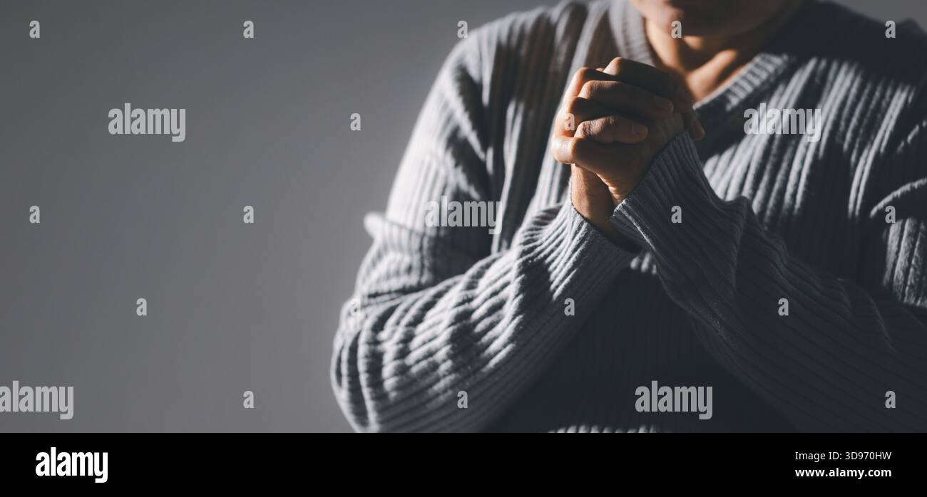 La prière de crise de la vie chrétienne à dieu. La femme prie pour la bénédiction de dieu pour souhaiter avoir une vie meilleure. Les mains de la femme priant à dieu avec la bible. Mendiant pour Banque D'Images
