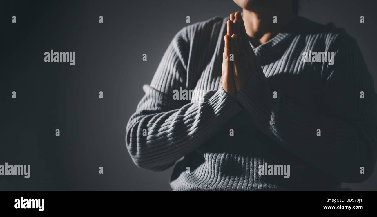 La prière de crise de la vie chrétienne à dieu. La femme prie pour la bénédiction de dieu pour souhaiter avoir une vie meilleure. Les mains de la femme priant à dieu avec la bible. Mendiant pour Banque D'Images