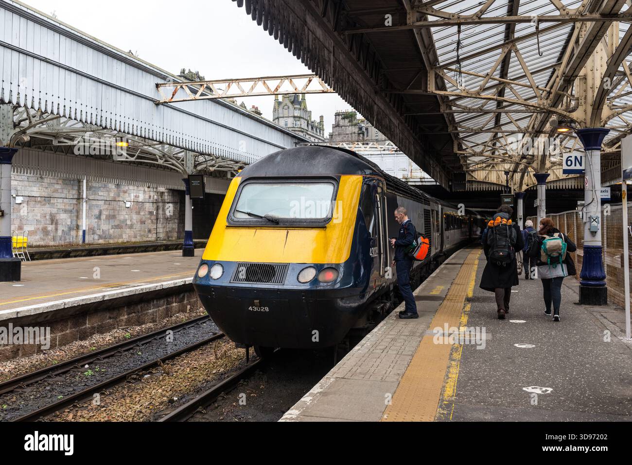 Aberdeen, Écosse, Royaume-Uni - 7 juillet 2024 : un train de voyageurs ScotRail à la gare d'Aberdeen, Écosse, Royaume-Uni. Banque D'Images