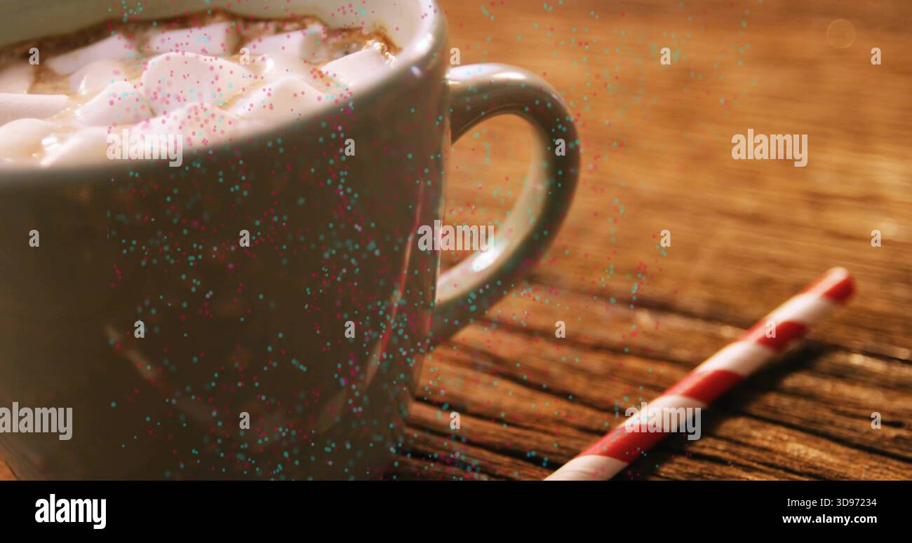 Montrant tasse en céramique avec guimauves recouvertes de cacao sur la table en bois poignée de paille rouge droite, espace de copie Banque D'Images